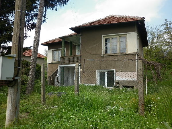 country-house-with-plot-of-land-located-in-a-quiet-village-in-bulgaria