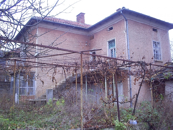 nice-country-house-with-plot-of-land-located-in-a-quiet-village