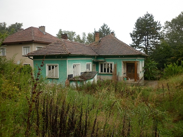 an-old-country-house-with-plot-of-land-situated-next-to-the-danube-river