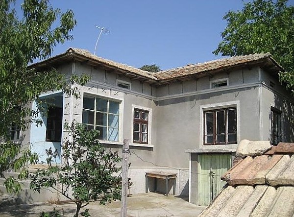 old-country-house-with-nice-plot-of-land-situated-in-a-quiet-village-50-km-from-the-black-sea-coast-of-bulgaria
