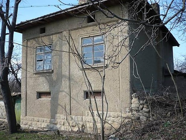 old-country-house-with-vast-plot-of-land-located-in-a-small-village-55-km-away-from-ruse-bulgaria