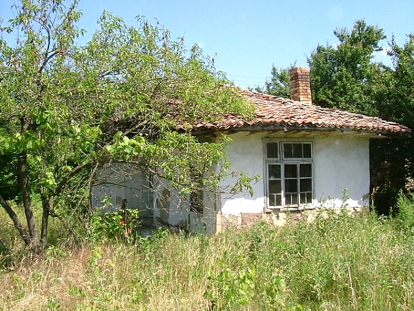 old-country-house-with-plot-of-land-situated-near-forest-and-mineral-water-spring-65-km-away-from-the-sea