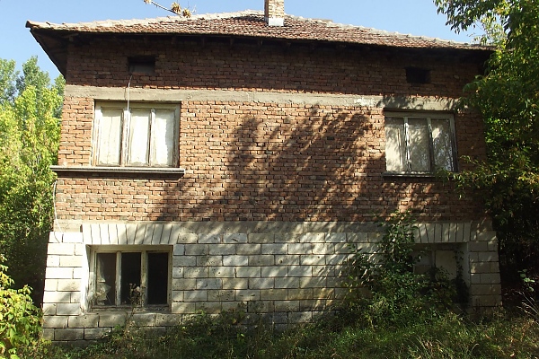 spacious-old-country-house-with-quiet-location-within-easy-reach-to-big-cities-in-the-northwest-of-bulgaria