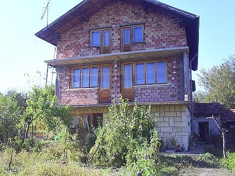 spacious-country-house-located-in-a-scenic-area