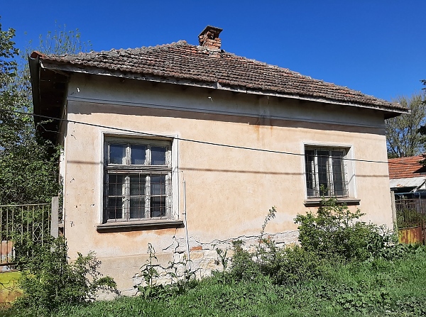 old-rural-property-with-quiet-location-and-access-to-two-streets-situated-in-the-outskirts-of-a-big-village-near-river-50-km-nor