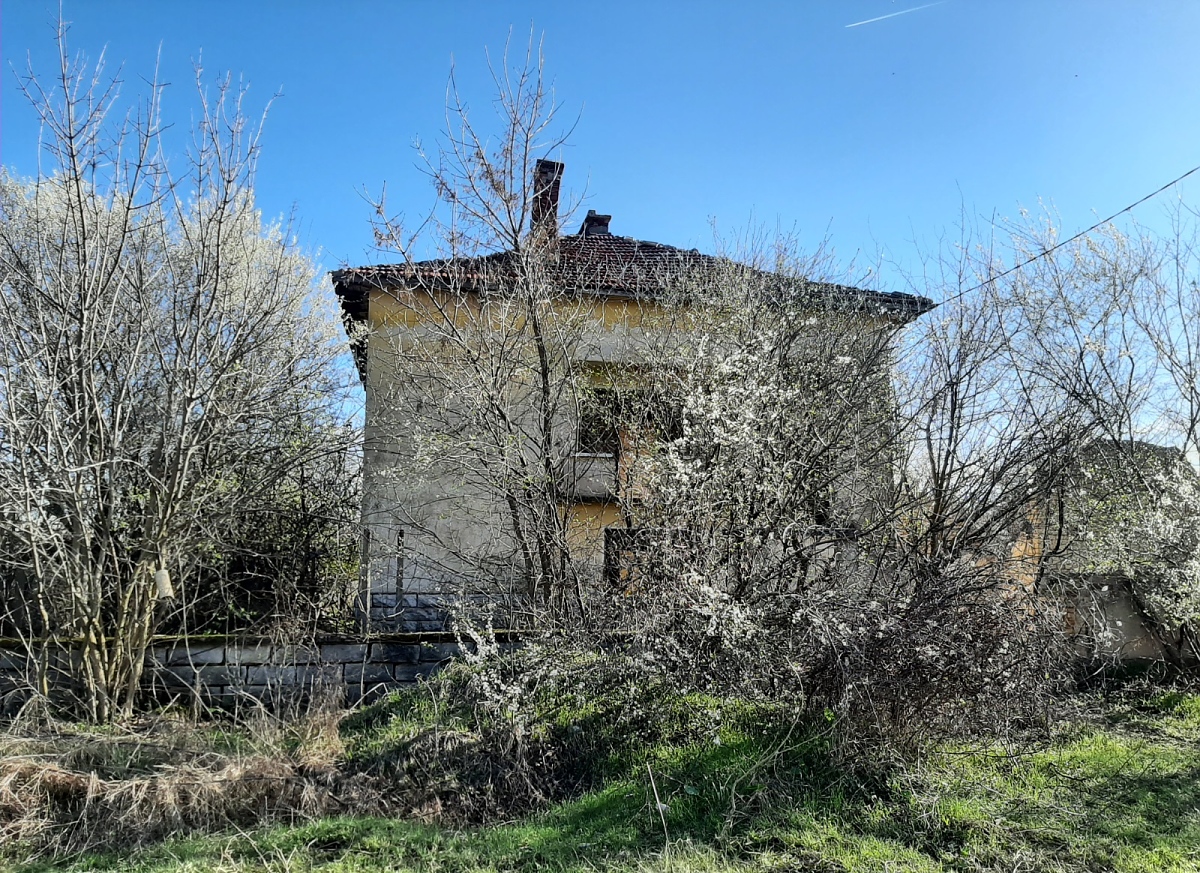 /old-country-house-with-land-and-nice-views-situated-in-the-outskirts-of-a-village-15-km-north-of-vratsa-bulgaria/