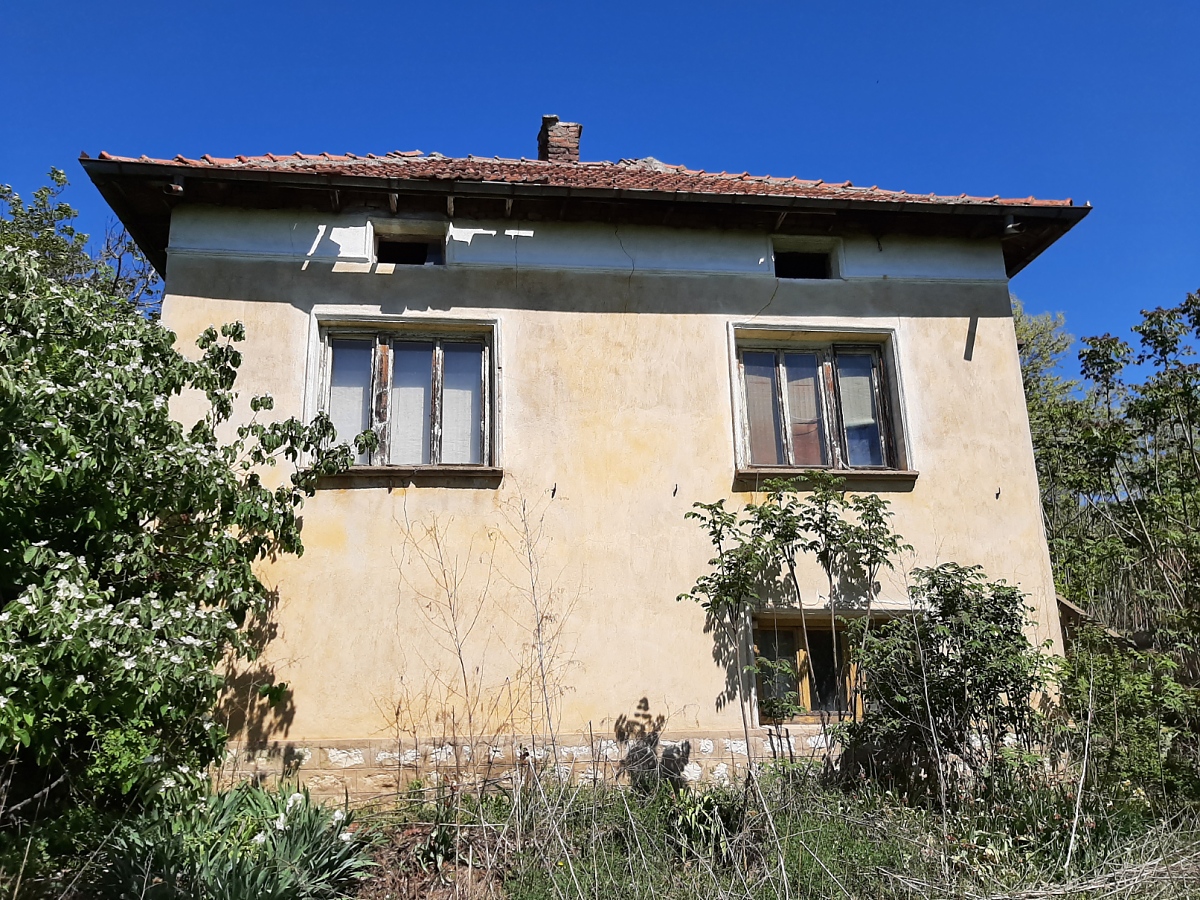 /old-country-house-with-plot-of-land-and-nice-views-situated-in-the-outskirts-of-a-big-village-near-river-50-km-away-from-the-cit/