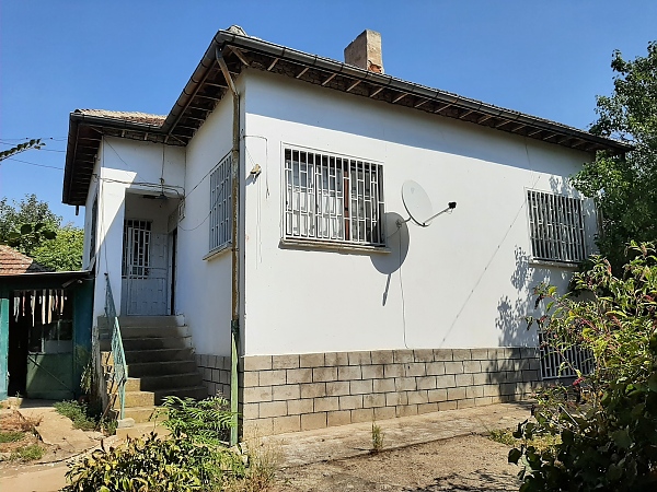 rural-house-with-garage-and-plot-of-land-located-close-to-park-and-2-mile-away-from-river-and-fishing-spots