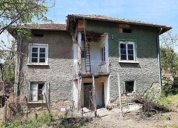 old-country-house-with-barn-and-spacious-plot-of-land-located-in-a-quiet-village-100-km-northeast-of-sofia-bulgaria