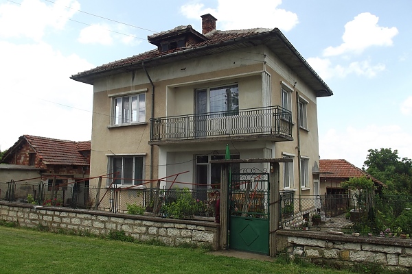 solid-country-house-with-barn-and-nice-plot-of-land-situated-in-a-lively-village-15-km-away-from-vratsa-bulgaria