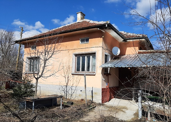 partially-renovated-country-house-with-annex-garage-and-spacious-plot-of-land-situated-in-a-quiet-area-within-the-limits-of-a-vi