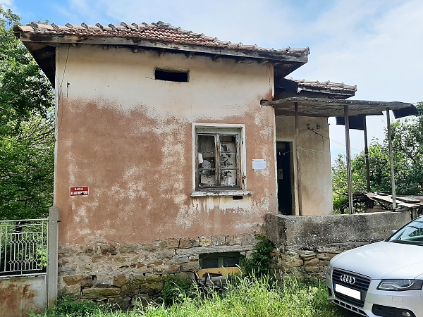 old-rural-property-situated-in-a-village-near-tourist-sites-one-hour-away-from-sofia-bulgaria