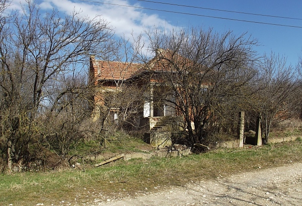 derelict-old-property-with-big-plot-of-land-located-in-proximity-to-lake-and-pine-forest