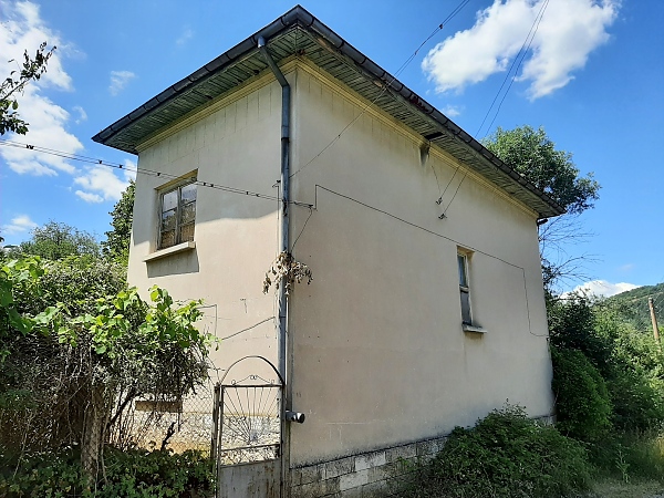 solid-country-house-with-annex-barn-garage-and-big-plot-of-land-located-in-a-quiet-village-100-km-away-from-sofia-bulgaria