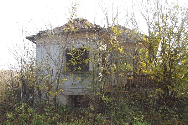 old-rural-property-with-spacious-yard-located-near-small-stream-in-the-outskirts-of-a-village-40-km-north-of-vratsa-bulgaria