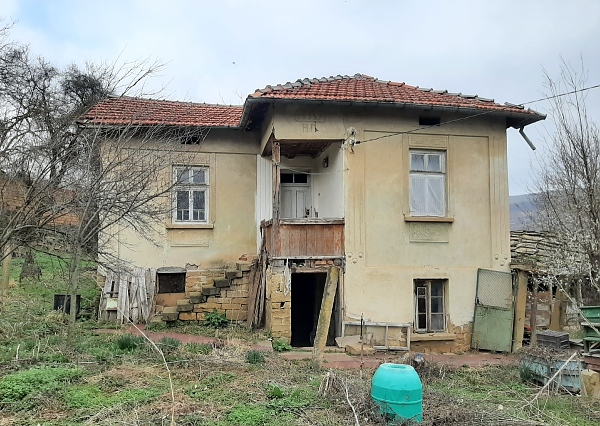 country-house-with-barn-and-plot-of-land-located-in-a-quiet-village-near-mountains-forest-and-fields-40-km-away-from-vratsa-bulg