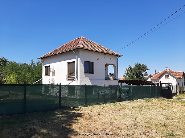 renovated-furnished-and-ready-for-living-country-house-with-spacious-plot-of-land-located-in-a-big-village-50-km-north-of-vratsa