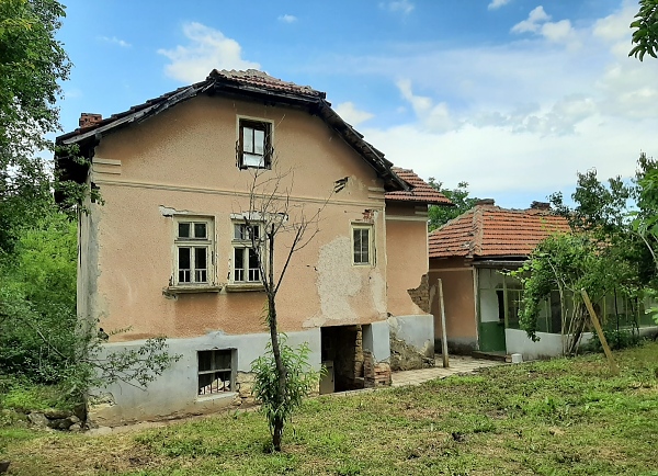 old-country-house-with-barn-farm-buildings-and-big-plot-of-land-located-in-the-outskirts-of-a-quiet-village-45-km-away-from-vrat