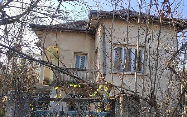 old-country-house-with-barn-and-plot-of-land-located-near-the-center-of-a-quiet-village-60-km-to-the-north-from-vratsa-bulgaria