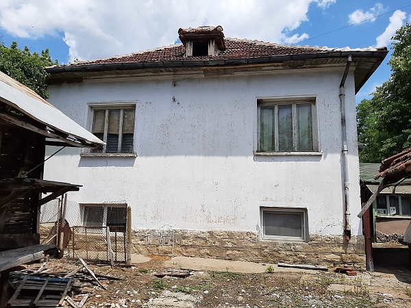 old-rural-property-with-annex-barn-and-land-located-in-a-village-near-lake-45-km-northwest-of-vratsa-bulgaria