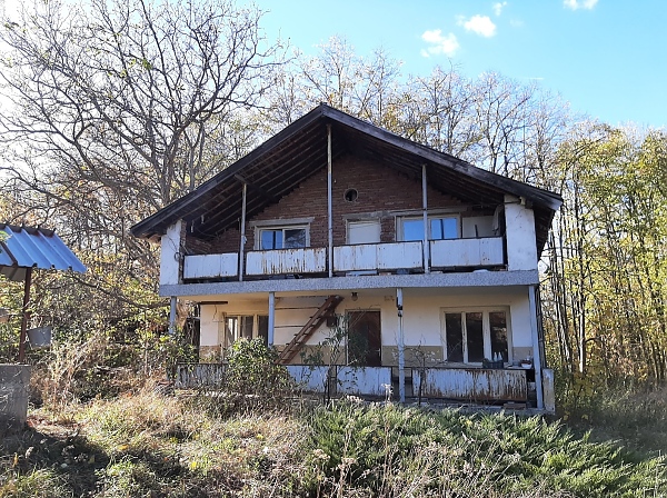 solid-villa-with-big-plot-of-land-situated-in-a-forest-area-near-big-city-in-the-northwest-of-bulgaria