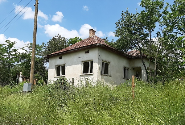 old-rural-house-with-outbuildings-and-two-big-plots-of-regulated-land-situated-in-a-village-near-river-65-km-north-of-vratsa-bul