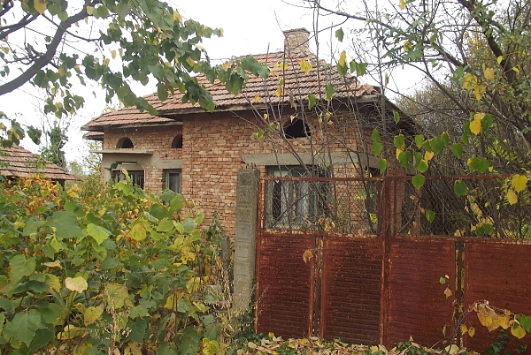 old-rural-property-with-house-annex-and-land-located-in-a-big-village-near-river-65-km-north-of-vratsa-bulgaria