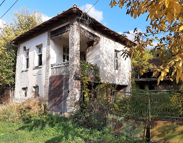 old-rural-property-with-barn-annex-and-land-located-in-a-village-20-km-away-from-ski-and-spa-resort