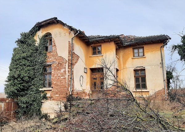 rural-property-with-good-location-and-interesting-architecture-situated-in-a-big-village-near-river-55-km-north-of-vratsa-bulgar