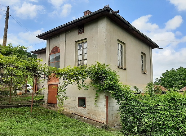 country-house-with-annex-and-land-located-in-a-small-village-near-forest-hills-and-fields-30-km-away-from-vratsa-bulgaria