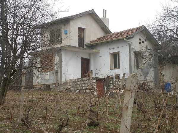an-old-villa-with-big-plot-of-land-located-near-forest-7-km-from-town