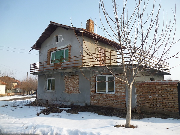 country-house-with-plot-of-land-situated-near-the-center-of-a-lively-village-25-km-away-from-the-danube-river