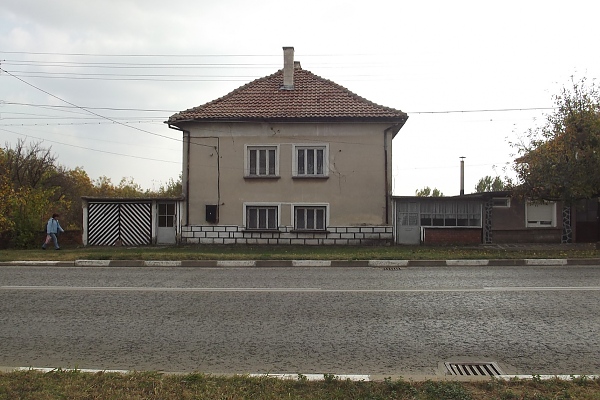 solid-country-house-with-garage-annex-barn-and-spacious-plot-of-land-located-in-a-big-village-30-km-away-from-vratsa-bulgaria