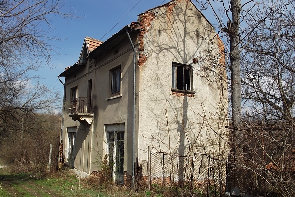 old-country-house-with-spacious-plot-of-land-and-nice-views-located-in-a-quiet-village-110-km-to-the-north-from-sofia-bulgaria
