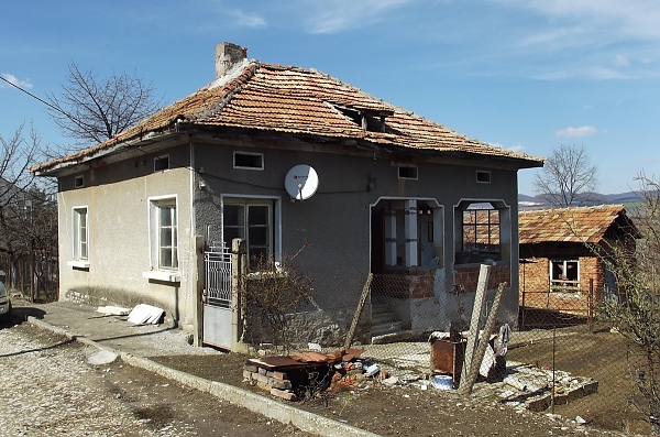 country-house-with-well-maintained-garden-and-nice-views-situated-in-a-quiet-village-near-town-and-dam-100-km-away-from-sofia-bulgaria