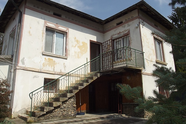 furnished-country-house-with-barn-and-nice-garden-situated-in-a-village-100-km-to-the-north-from-sofia-bulgaria