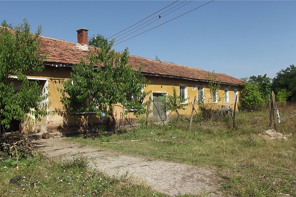 spacious-rural-property-with-good-road-access-suitable-for-farming-and-manufacturing-activities-just-20-km-away-from-big-city-in-bulgaria