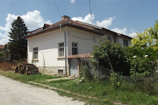 semi-furnished-country-house-with-nice-outdoor-area-and-spacious-rooms-situated-near-the-center-of-a-lively-village-with-mineral-water-springs-15-km-away-from-vratsa-bulgaria