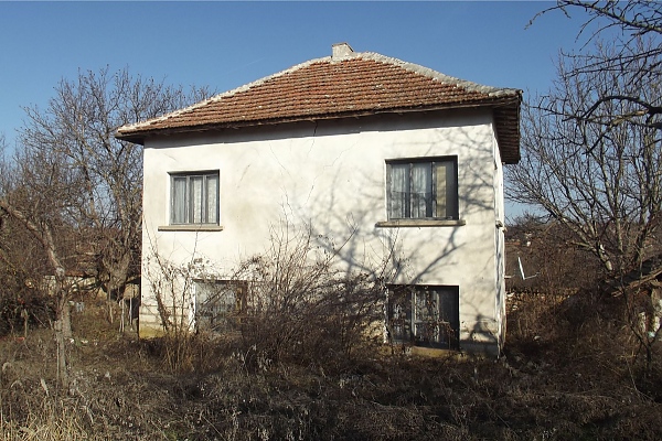 old-rural-property-with-spacious-yard-and-quiet-location-40-km-away-from-two-big-cities-in-the-northwest-of-bulgaria