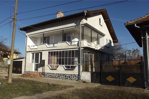 solid-country-house-with-plot-of-land-located-in-a-lively-village-15-km-north-of-vratsa-bulgaria