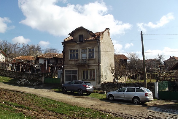 solid-country-house-with-big-barn-and-nice-views-located-100-km-north-from-sofia-bulgaria