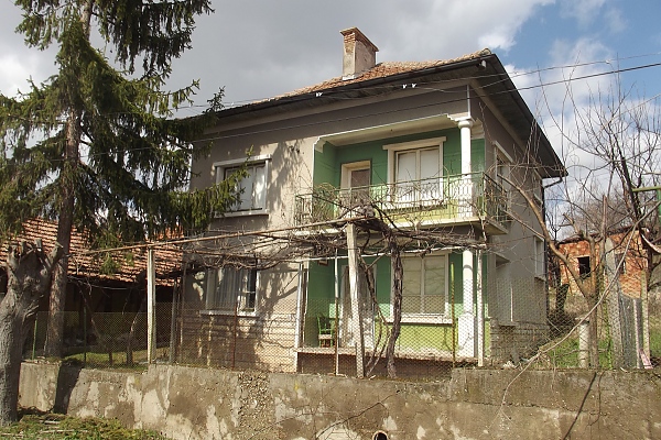 spacious-country-house-with-annex-garage-barn-and-nice-panoramic-views-situated-100-km-away-from-sofia-bulgaria