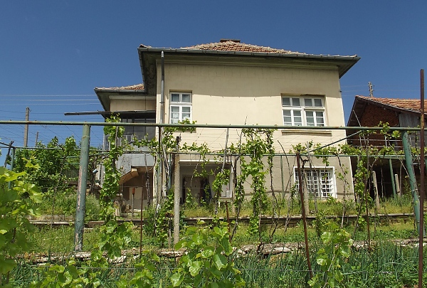 spacious-rural-property-with-two-barns-garage-plot-of-land-and-nice-views-situated-in-a-village-near-forest-110-km-northeast-of-sofia-bulgaria