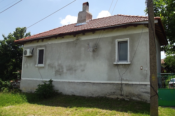 partially-renovated-country-house-with-plot-of-land-located-in-a-village-with-mineral-water-spring-just-15-km-away-from-big-city-in-bulgaria