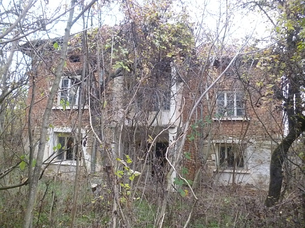old-rural-property-with-quiet-location-and-big-potential-100-km-north-from-sofia-bulgaria