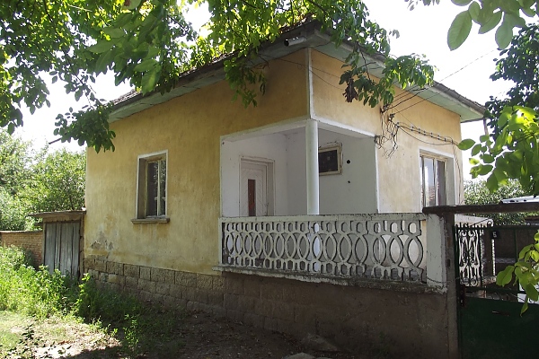 rural-property-with-two-houses-garage-barn-and-plot-of-land-located-near-the-center-of-a-big-village-30-km-away-from-vratsa-bulg