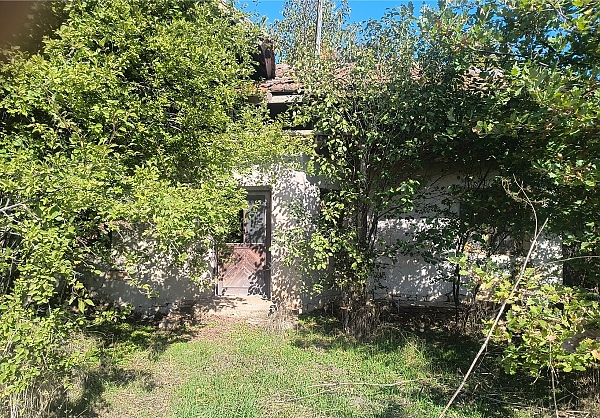 old-house-with-spacious-plot-of-land-and-quiet-location-in-the-outskirts-of-a-village-40-km-away-from-vratsa-bulgaria