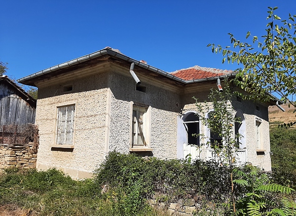 old-country-house-with-plot-of-land-and-quiet-location-in-a-village-5-km-away-from-river-and-train-station