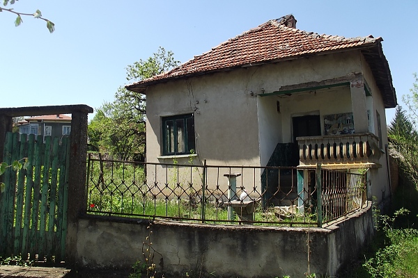 cheap-rural-property-with-piece-of-land-located-in-quiet-village-near-fields-hills-and-lake-45-km-north-of-vratsa-bulgaria