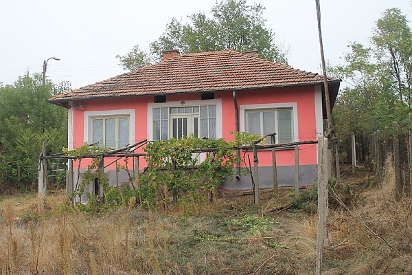 country-house-with-barn-and-plot-of-land-located-in-a-quiet-village-near-the-banks-of-the-danube-river